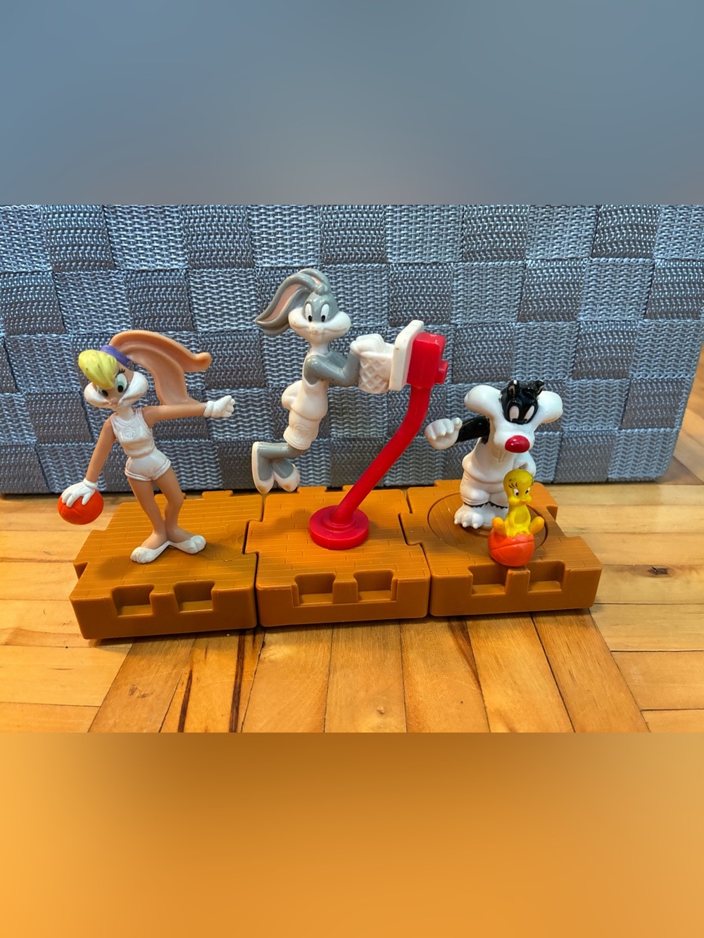 Warner Bros. Basketball Playset Figure - Gray Bugs Bunny with Red Hoop